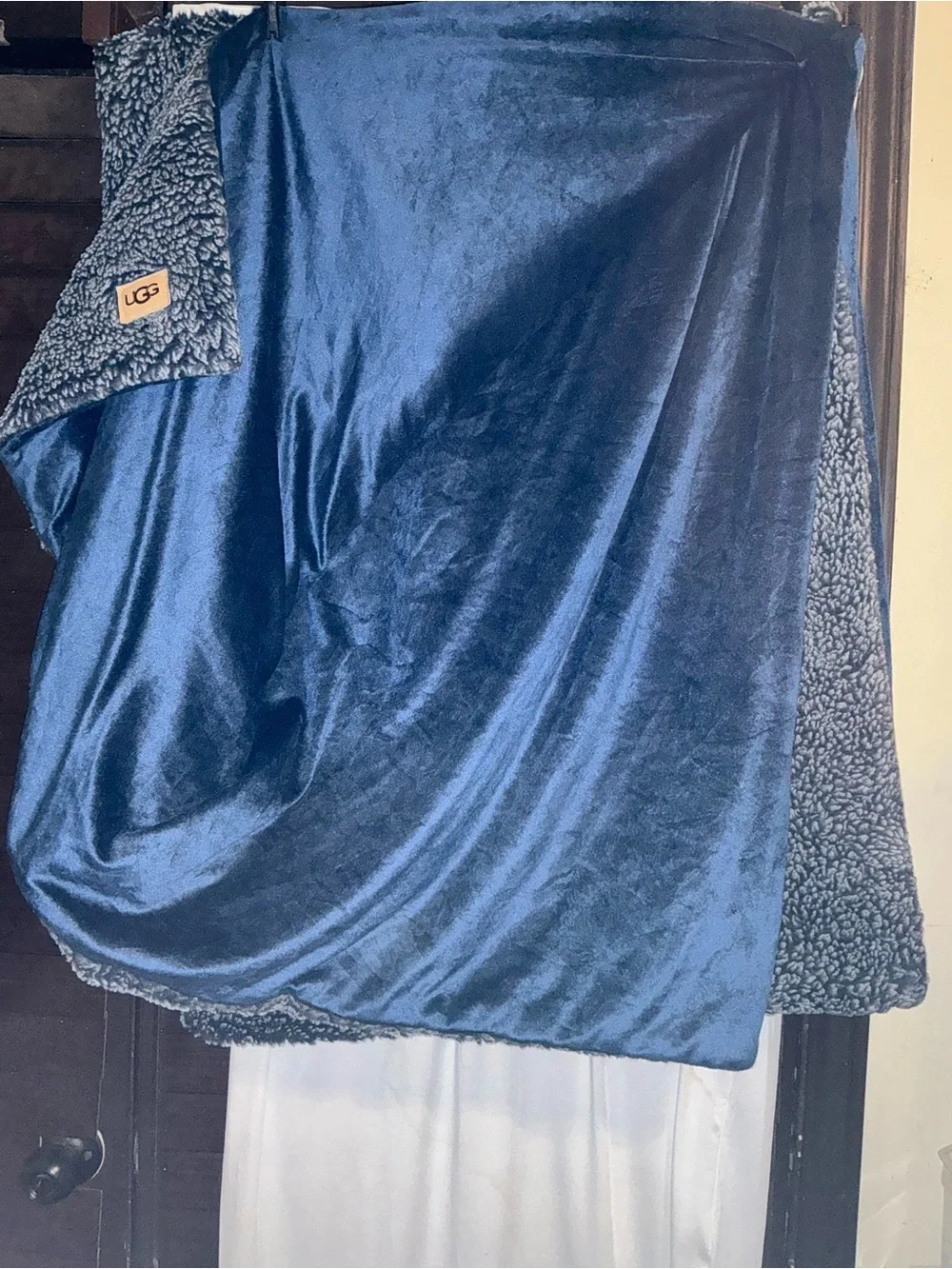 UGG Plush Sherpa Throw Blanket in Dark Blue Cozy faux fur Lounge
